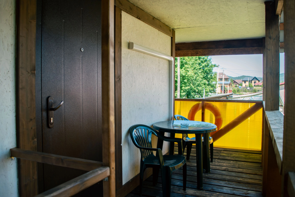 Студия с балконом и с красивым видом из окна в Манжерок