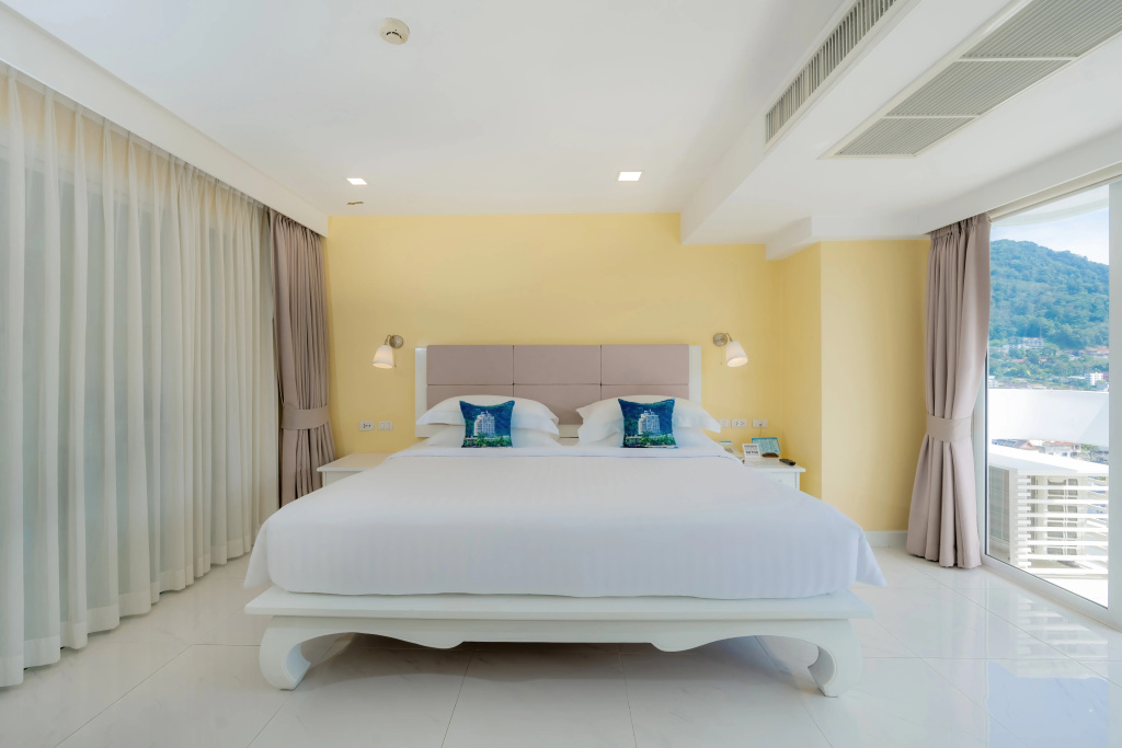 Четырёхместный люкс Royal с балконом и с видом на море в Andaman Beach Suites Hotel