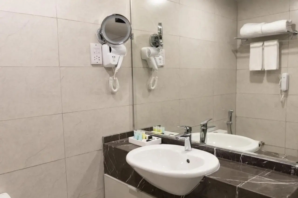 Double Suite with city view (full double bed)