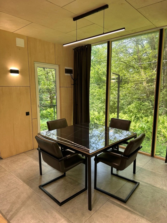 Коттедж с балконом и с красивым видом из окна в Koban Spa Resort