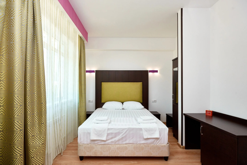 Deluxe Double room (full double bed)