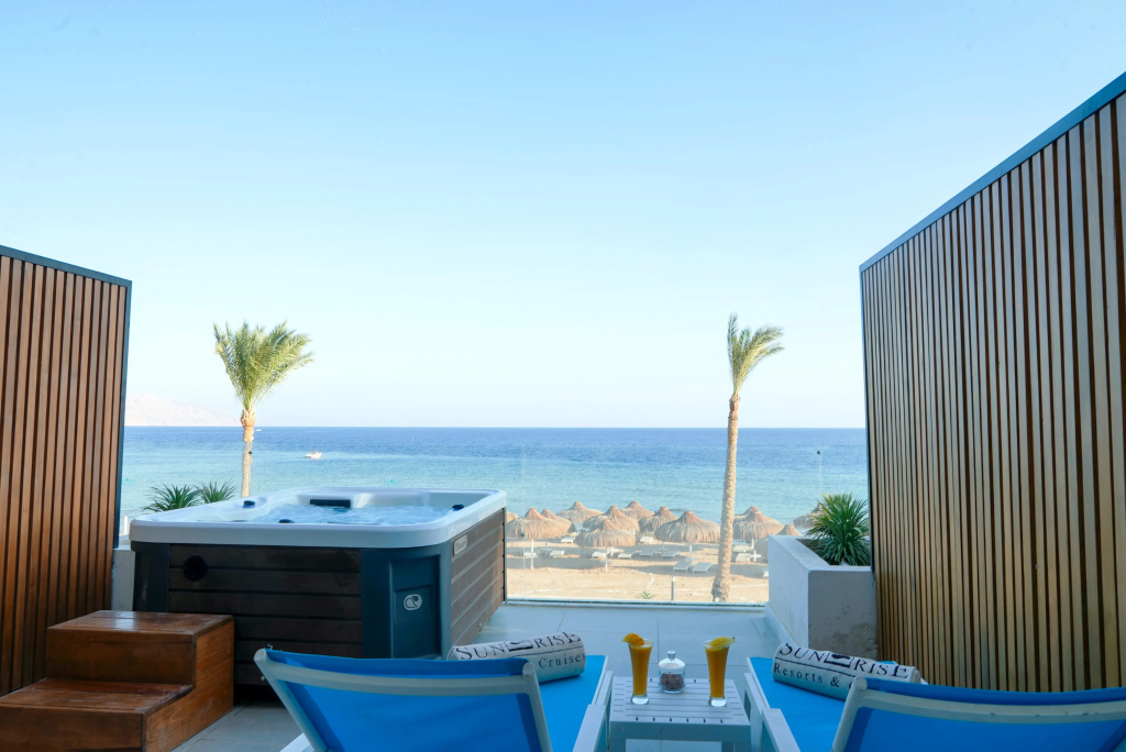 Sunrise Remal Beach Resort: Relax on a sea-view terrace with a private hot tub and sun loungers.