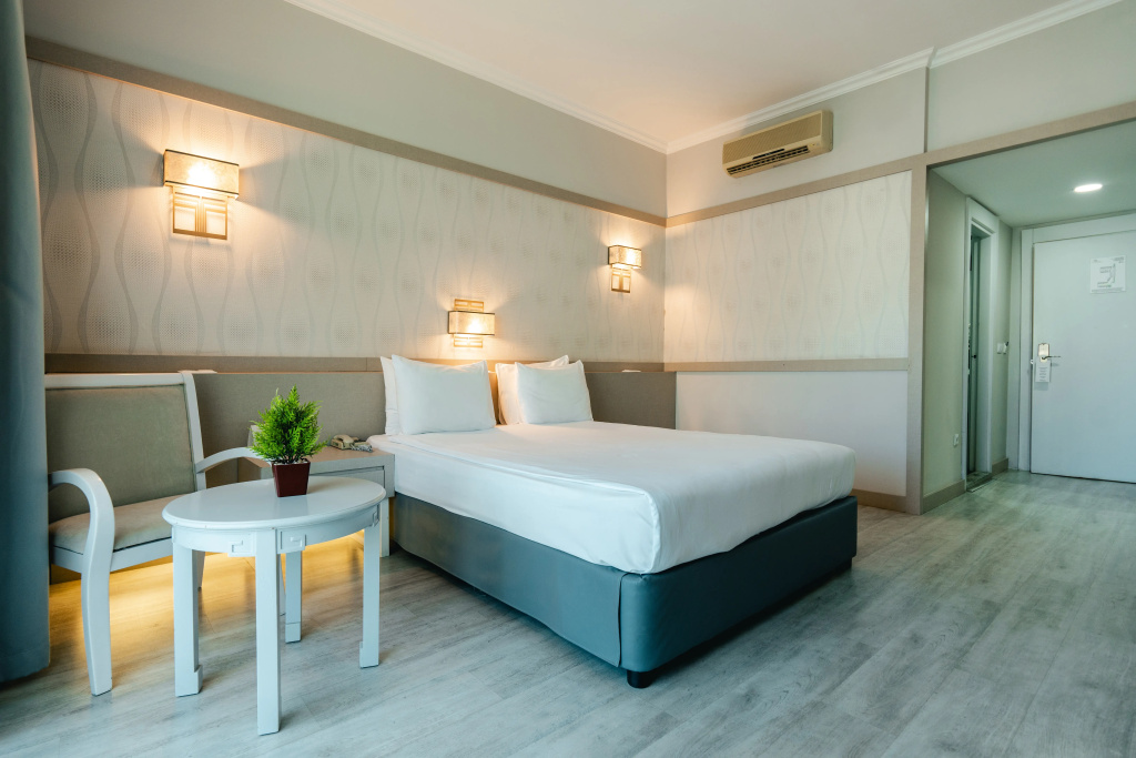Standard room with partial sea view
