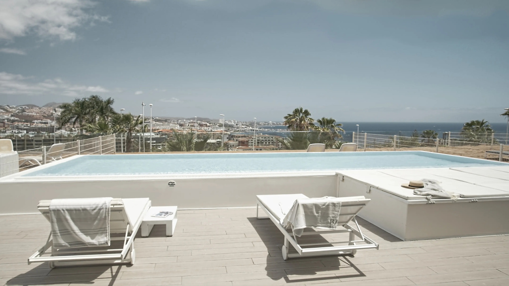 1 Bedroom Extra Large Room Breeze Divinity Suite with partial sea view