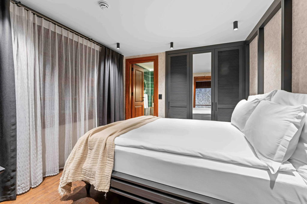 Standard Double room (full double bed)