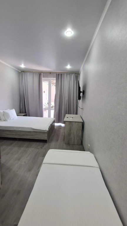 Трёхместный номер Standard с видом на внутренний двор в Премьер-Сухум