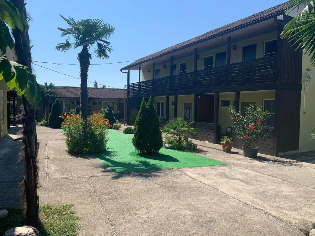 7 Palm Apartments