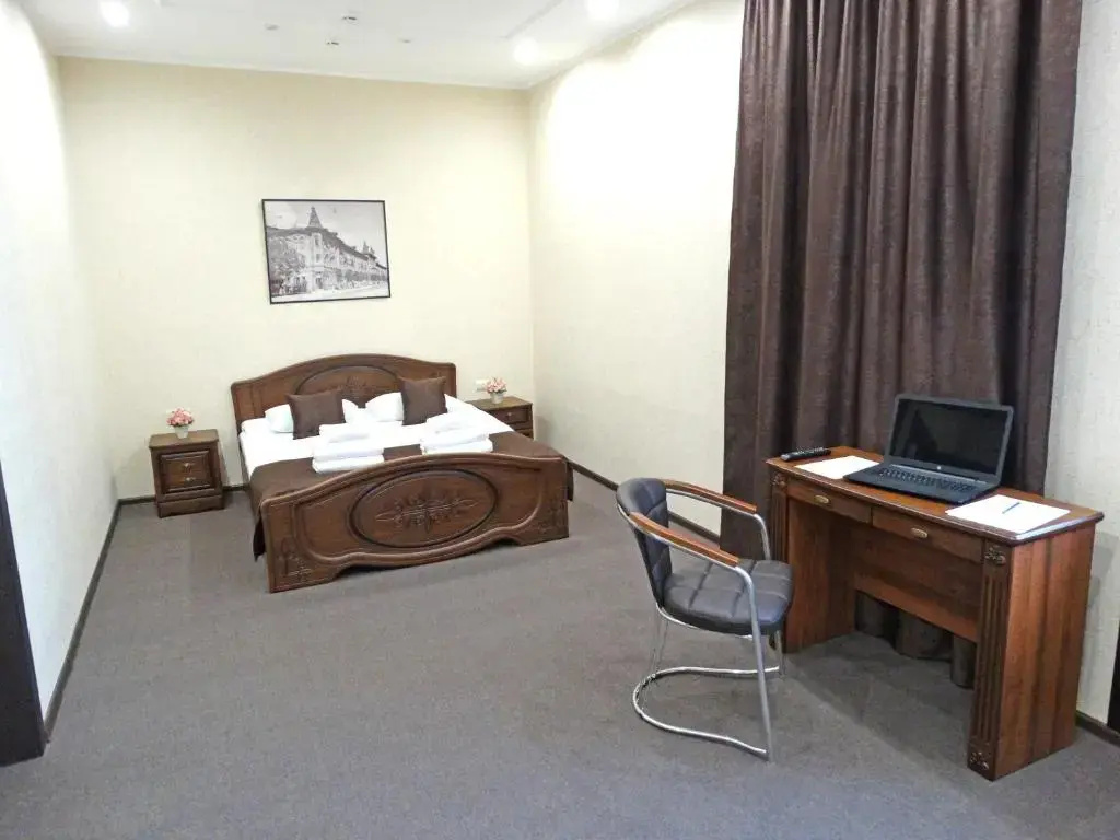 Double Suite (full double bed)