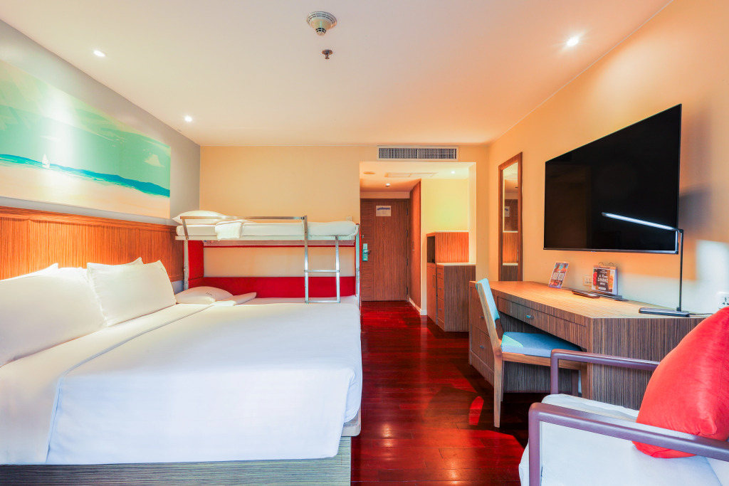 Четырёхместный семейный номер Standard с балконом в Holiday Inn Resort Phuket Surin Beach, an IHG Hotel