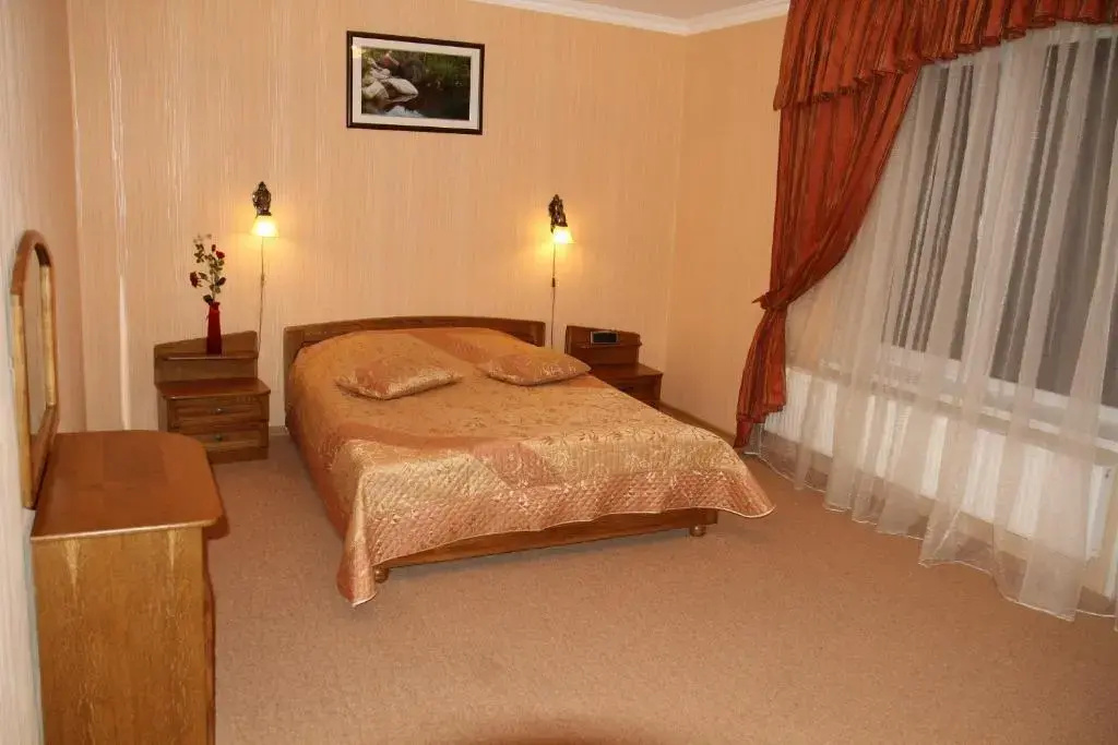 Classic Double Junior Suite (full double bed)