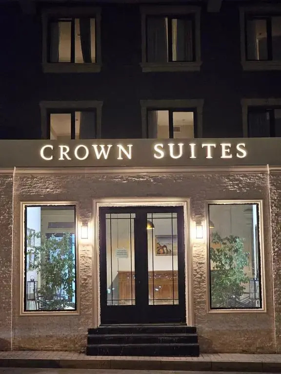 Отель Crown Suites — фото