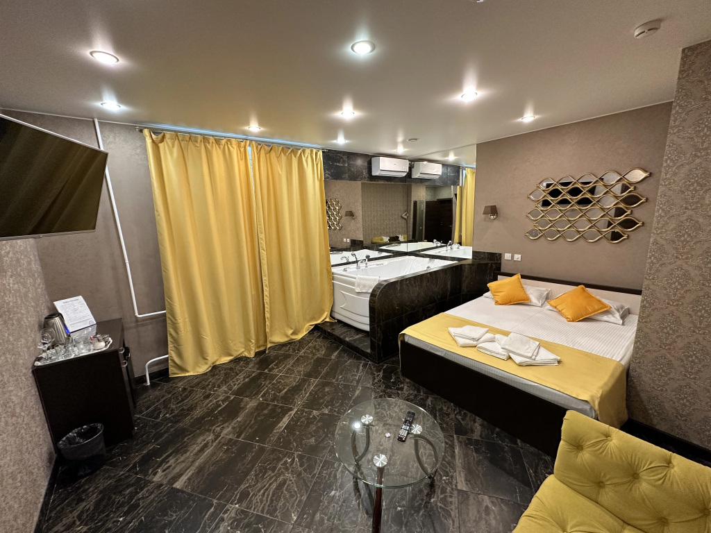 Gosti Room Type - Double Suite full double bed