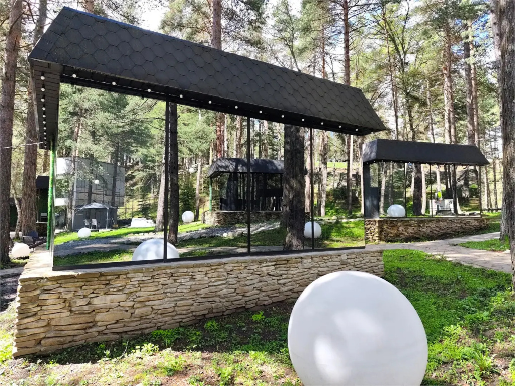 Mirrored House with Panoramic Windows with view