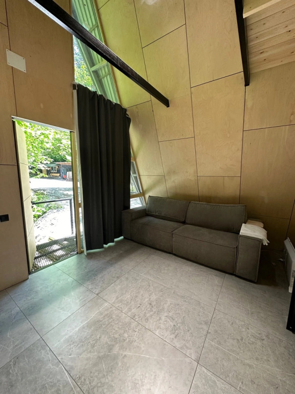 Коттедж с балконом и с красивым видом из окна в Koban Spa Resort