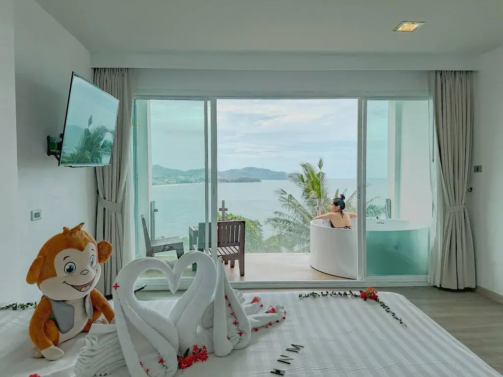 Двухместный номер Romantic Deluxe с балконом и с видом на море двуспальная кровать в Отель Secret Cliff Resort Phuket