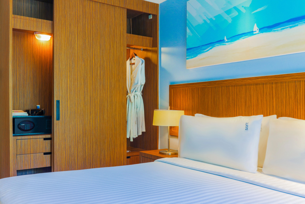Четырёхместный семейный люкс с балконом в Holiday Inn Resort Phuket Surin Beach, an IHG Hotel