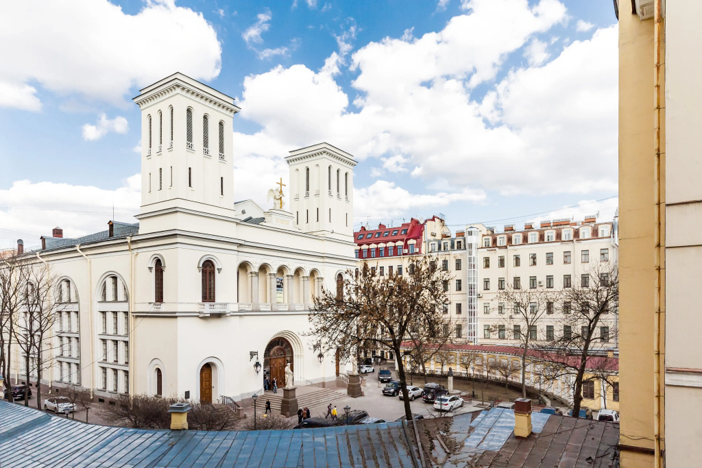 Отель Апартаменты Avenue 180 кв.м с видом на Большую Конюшенную Улицу и Церковь Петра и Павла в Санкт-Петербурге