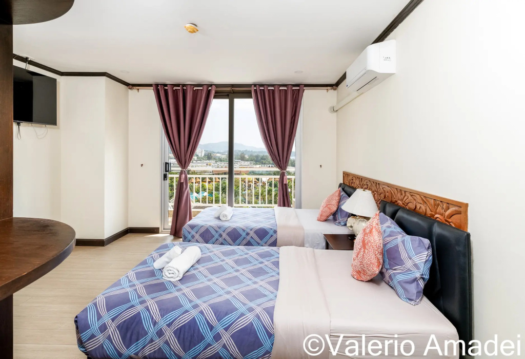 Трёхместный номер Standard с балконом и с красивым видом из окна в Апартаменты OMNIA  Phuket - Waterfront Karon
