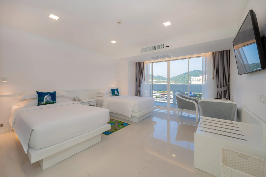 Четырёхместный люкс семейный Premium с балконом в Andaman Beach Suites Hotel