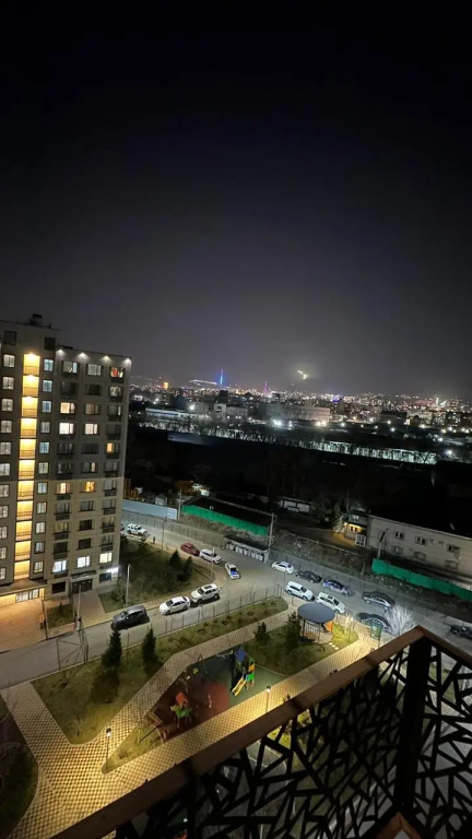 Trekhkomnatnaya Prostornaya Ryadom S Torgovym Tsentrom Flat