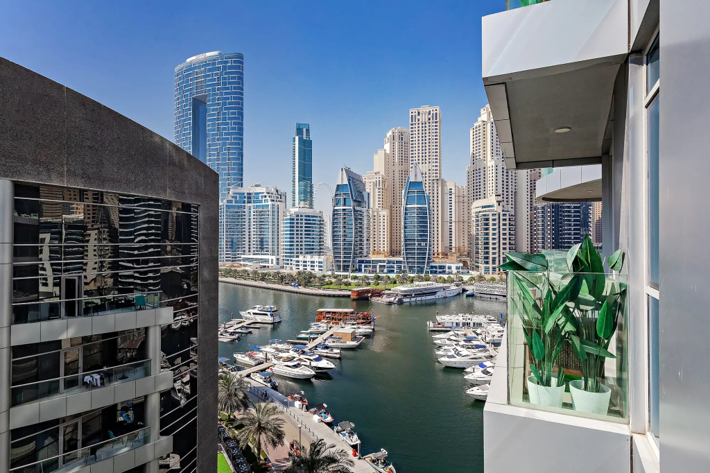 Great Studio at Marina Star with Canal View Apartments