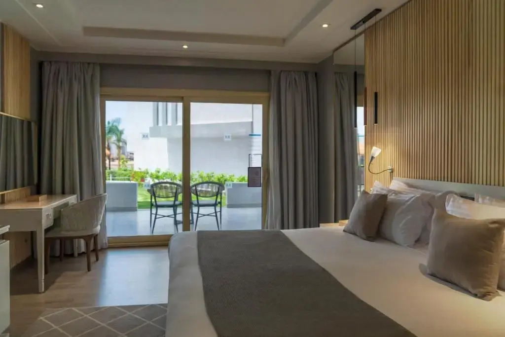 Люкс Posh Club Royal с балконом в Sunrise Crystal Bay Resort