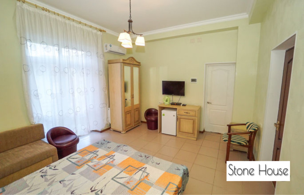 Трёхместный номер Deluxe с балконом и с красивым видом из окна в Stone house
