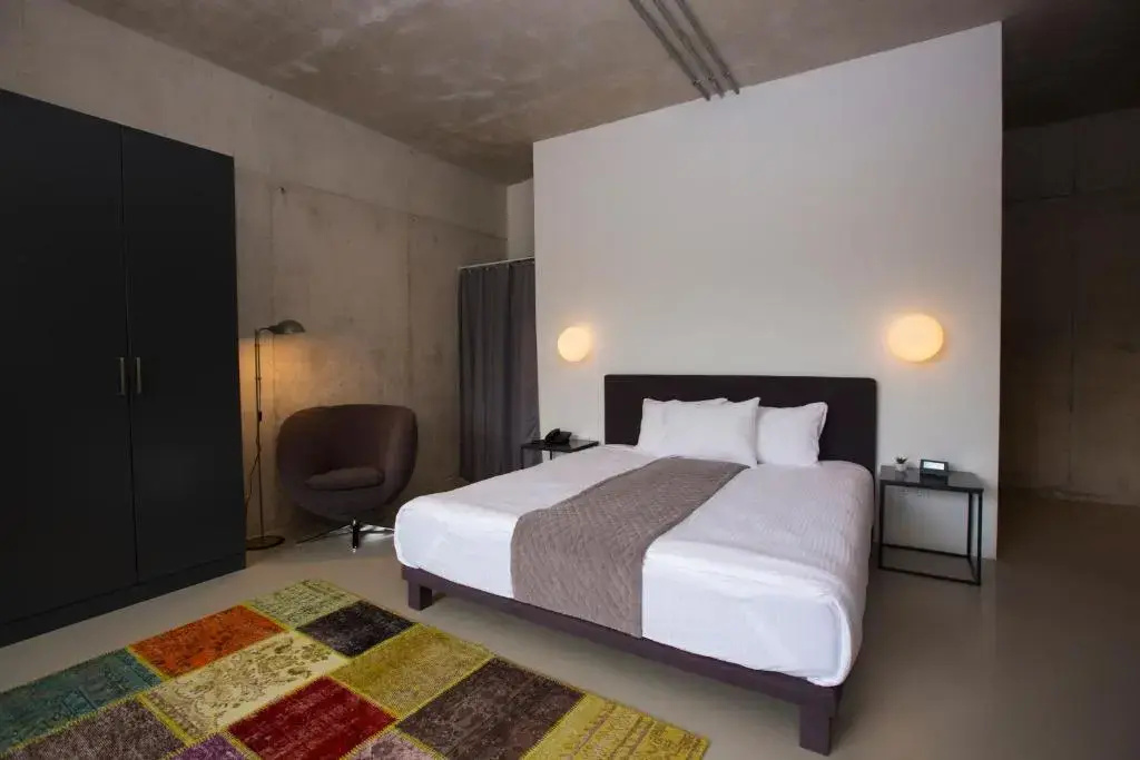 Deluxe Double room with city view (full double bed)