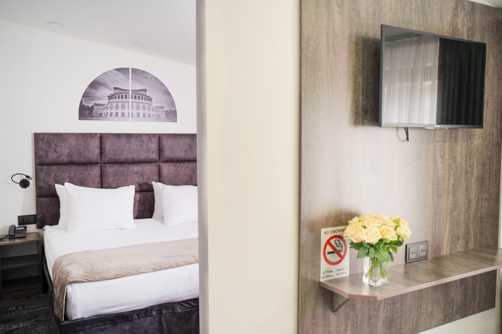 Deluxe Double room (full double bed)