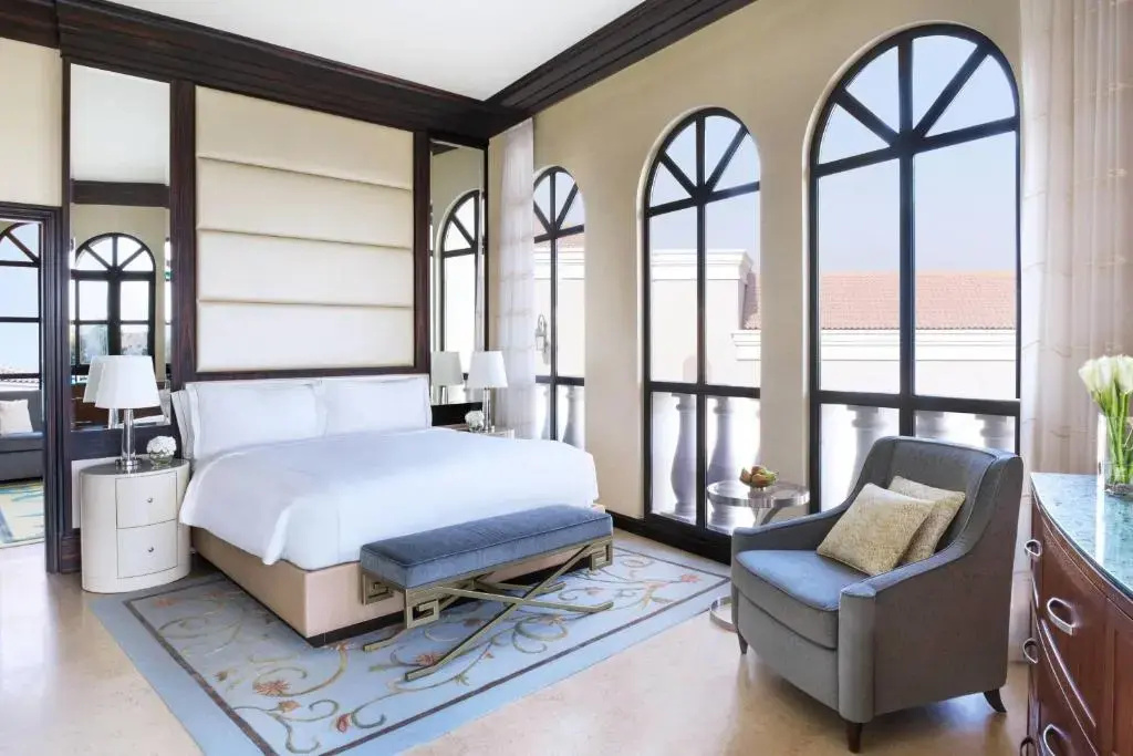 The Ritz-Carlton Abu Dhabi, Grand Canal Hotel - Général