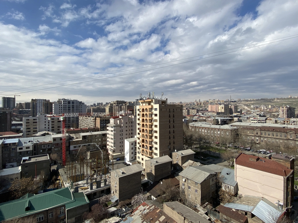 2-K v Novostroyke, na Ulitse Yeznika Kokhbatsi, Ko1612 Flat