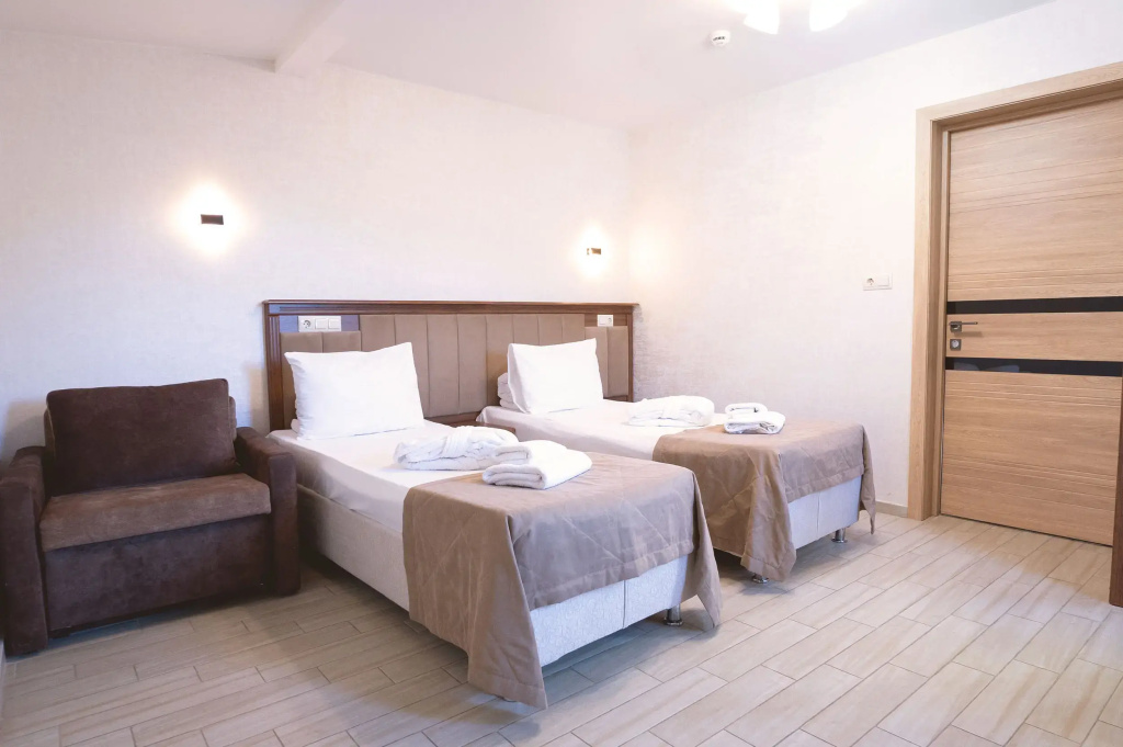Aysberg Guest House Room Type - Comfort Triple room with balcony and with mountain view