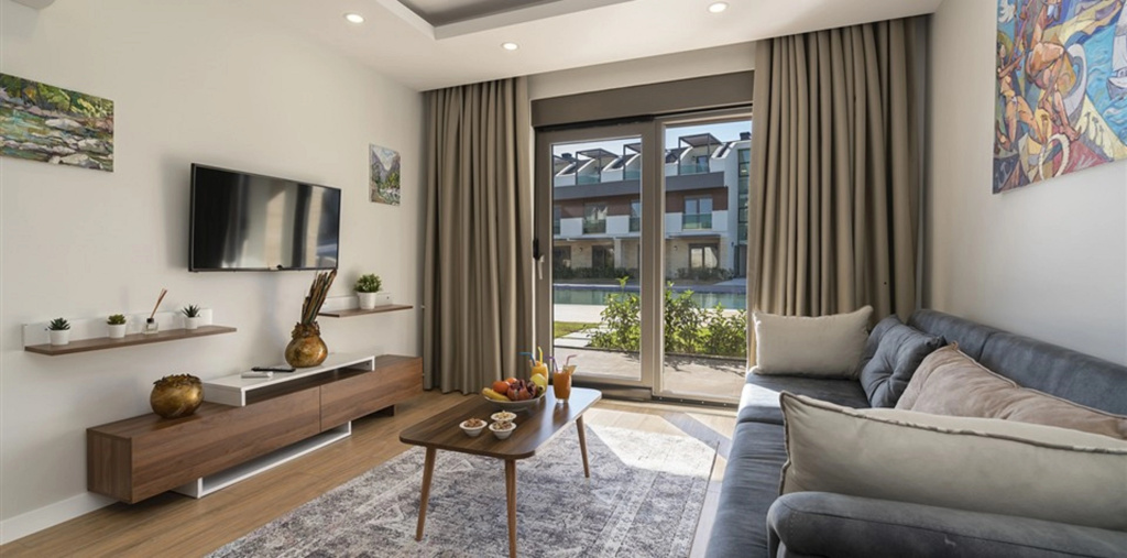 Deluxe room with balcony and with pool view