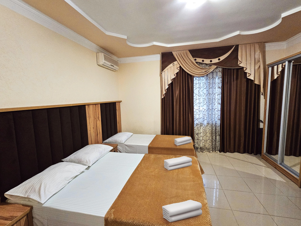 Трёхместный номер Улучшенный с балконом и с видом на город в Guest house city center