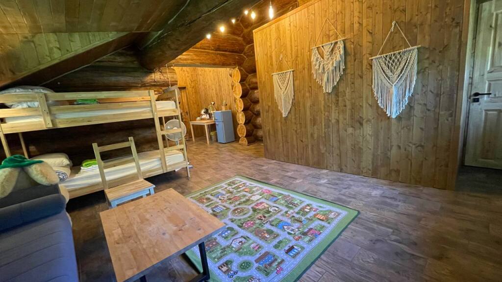 Четырёхместный номер №4 с красивым видом из окна в Дубки