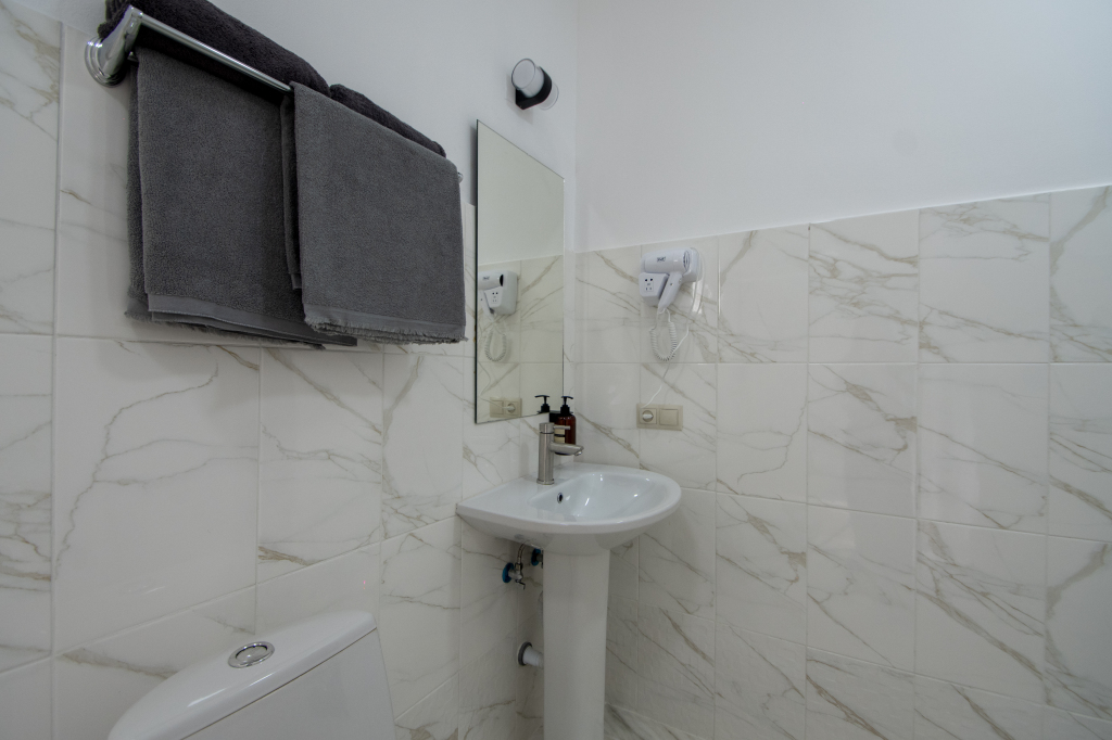 Шестиместный семейный люкс с балконом и с красивым видом из окна в Rodnik village&SPA