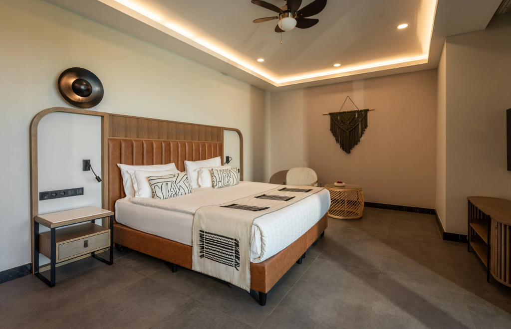 Corner Swim Up Suite with sea view