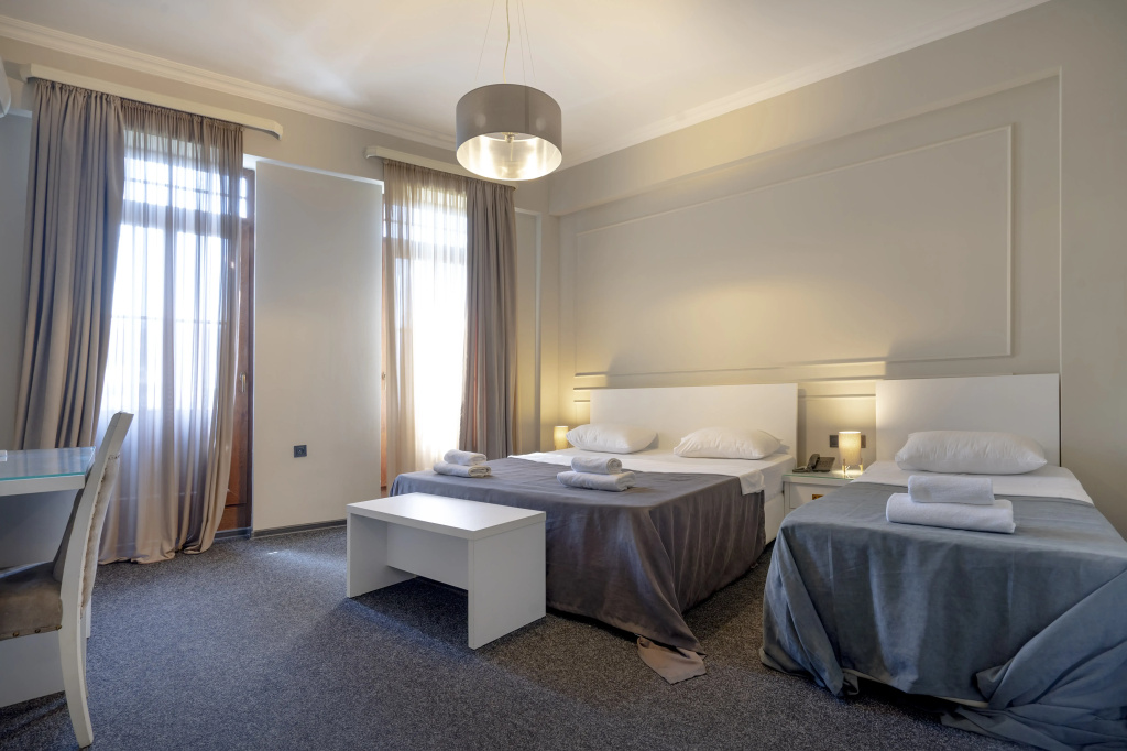 Standard Triple room with city view