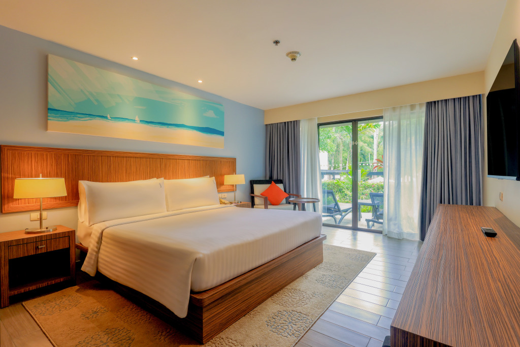 Двухместный люкс с балконом двуспальная кровать в Holiday Inn Resort Phuket Surin Beach, an IHG Hotel