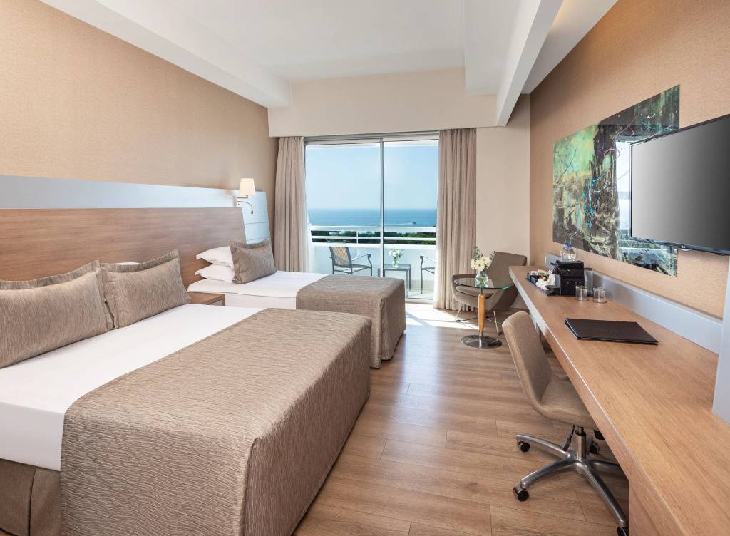 Deluxe room with balcony and with sea view
