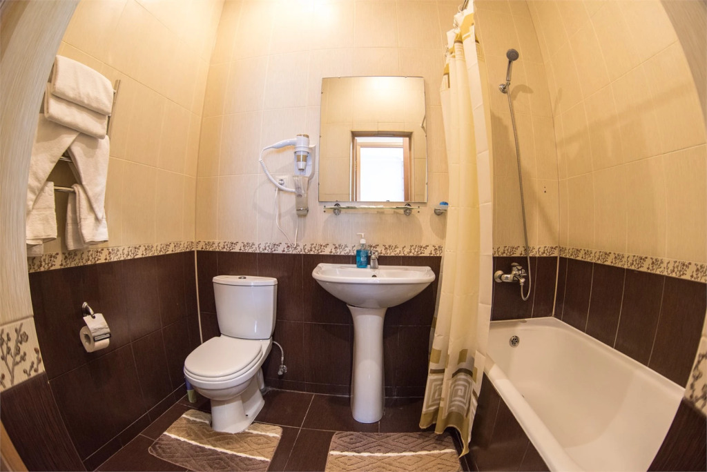 Двухместный полулюкс с 2 комнатами с балконом и с красивым видом из окна двуспальная кровать в Энергетик