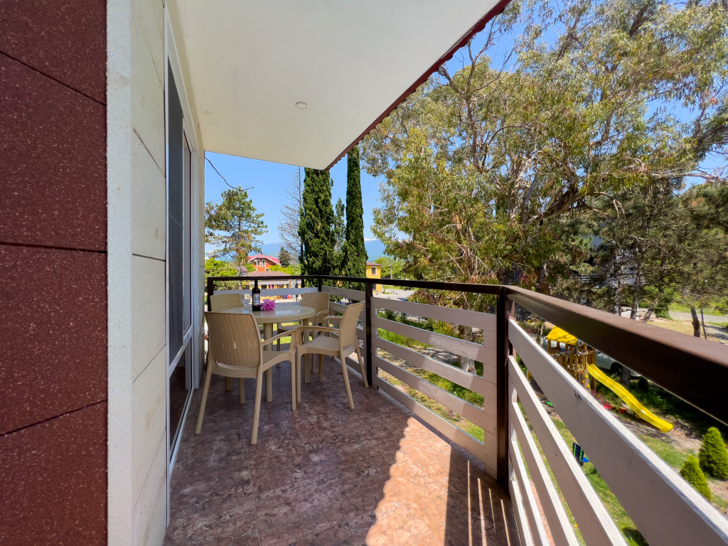 Апартаменты с 2 комнатами с балконом и с красивым видом из окна в Лазурный берег