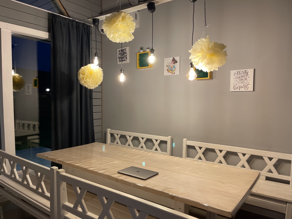 Коттедж с 4 комнатами с красивым видом из окна в Черный дом