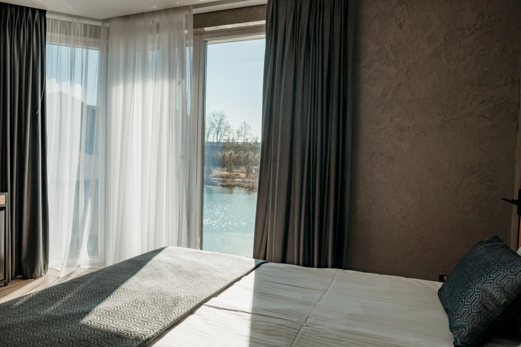 Standard Double room with lake view (full double bed)