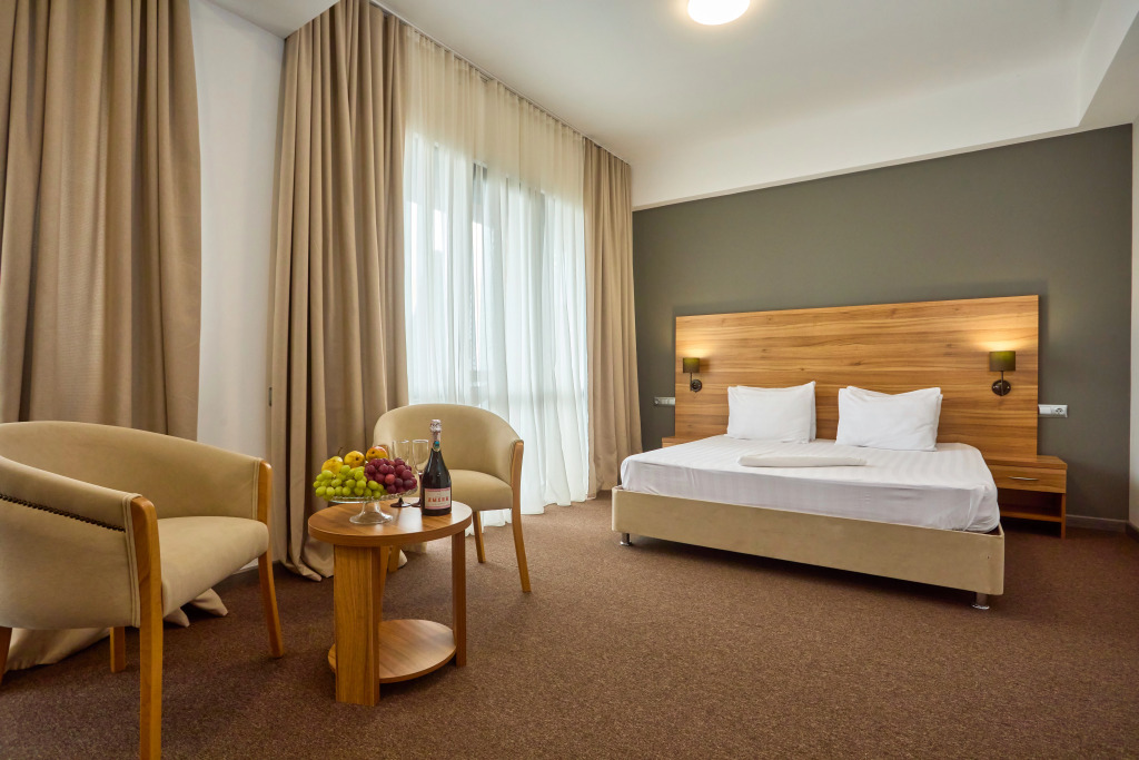 Двухместный номер Superior с балконом и с видом на море двуспальная кровать в Prehotel