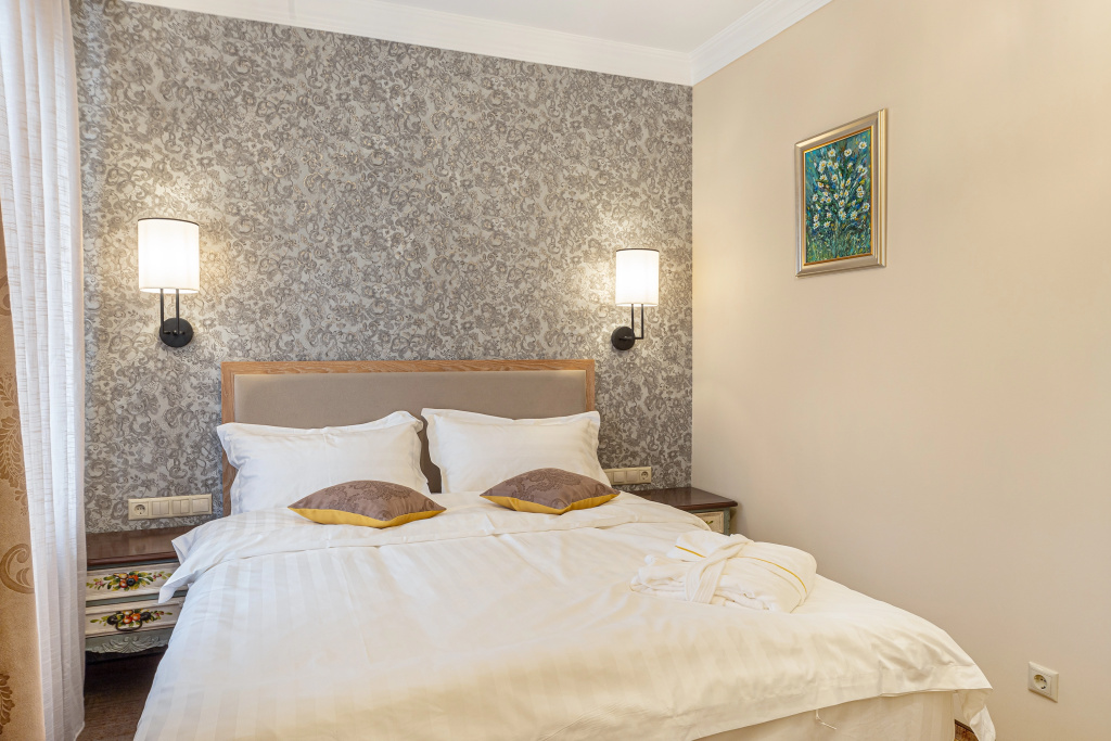 Standard Double room with courtyard view (full double bed)