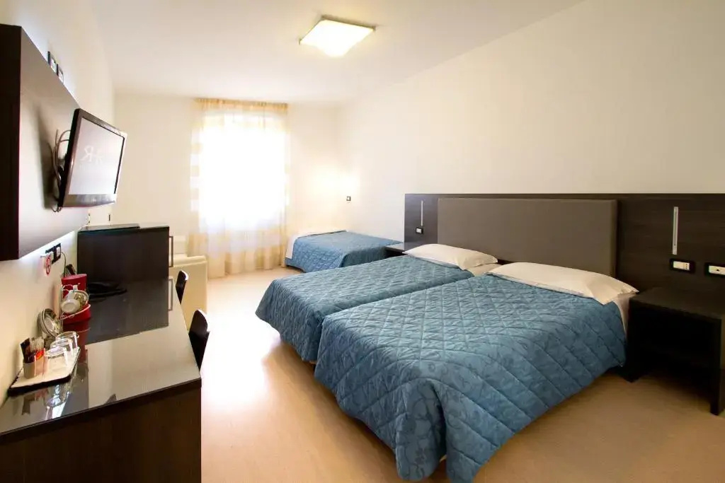 Standard Triple room with city view