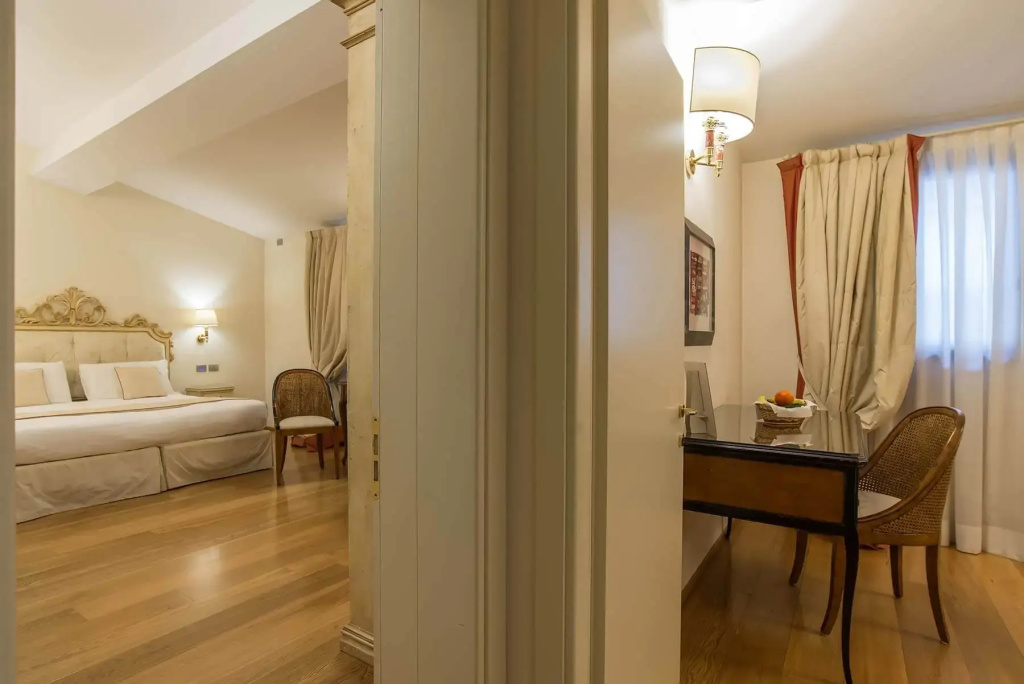 Double Suite (full double bed)