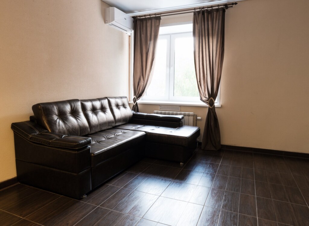 аренда квартир в омске. пасудишний квартира омске. сниму аренда омск. комната в общежитии без мебели фото. суточная квартира.