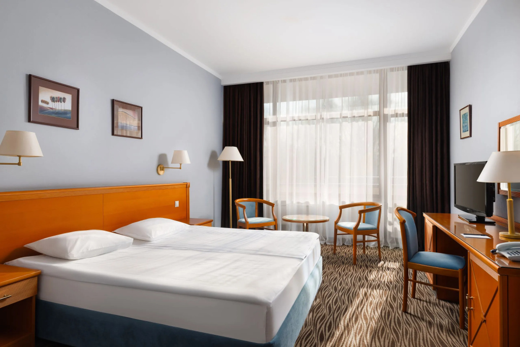 Arthurs Spa Hotel By Mercure Hotel Room Type - Spa Double Classic room with balcony full double bed